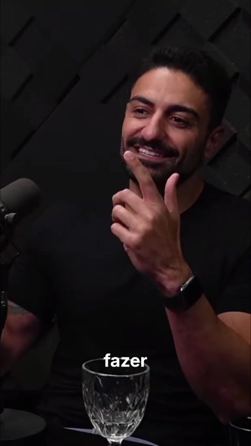 Alexandre Diniz participando de um podcast